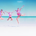 Ballerine di Club Esse Animazione danzano sulla spiaggia de la Pelosa