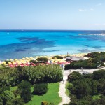 Vista della spiaggia attrezza del villaggio turistico per famiglie Roccaruja