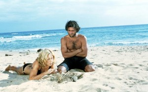 Giannini e Madonna in Travolti dal destino in una spiaggia sulla costa di Dorgali - Cala Gonone