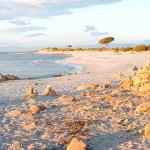 Una vista della spiaggia e del mare di Biderrosa