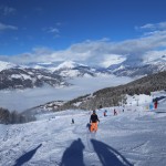 Una vista di sciatori che scia su una pista di Pila