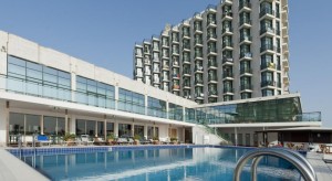 Hotel e piscina del Club Esse Mediterraneo