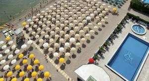 ombrelloni-spiaggia-club-esse-mediterraneo