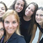 Un gruppo di ragazze dell'animazione Club Esse scatta un selfie