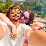 Una coppia in vacanza si fa un selfie