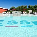 La piscina del villaggio per famiglie Club Esse Sporting di prima mattina