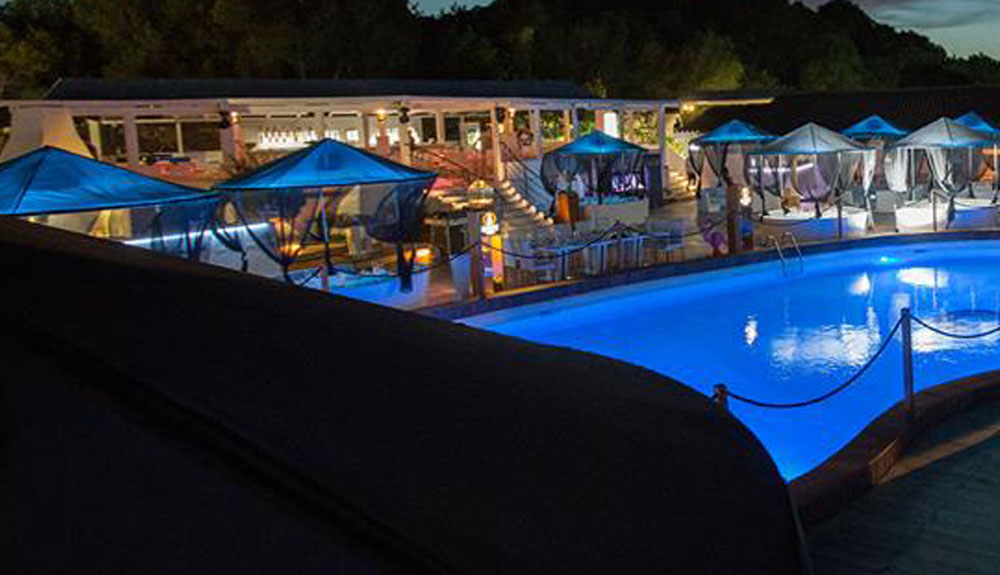 Vista della piscina del Country club, locale notturno in Costa Smeralda