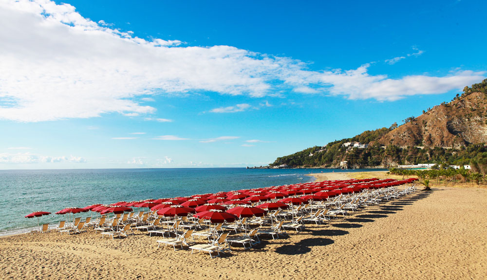 The oasis of Club Esse Sunbeach in Calabria for only 32 € per day