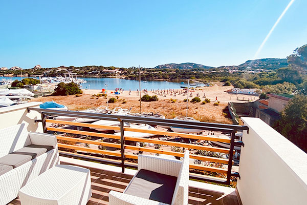 Vista da una superior della spiaggia privata del Club Esse Cala Bitta