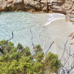 Mare cristallino vicino ai villaggi turistici in Sardegna