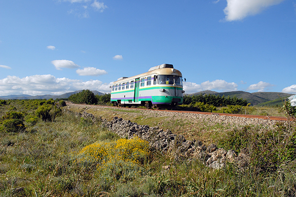 Il trenino verde in uno dei tratti rurali della Sardegna