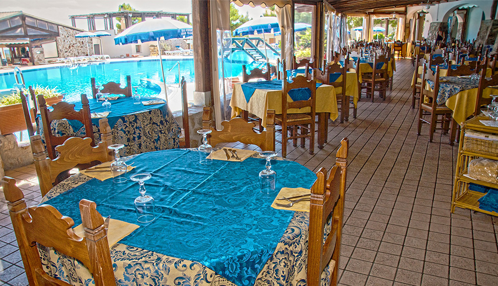 Tavoli all'aperto al Club Esse Cala Gonone Beach Village