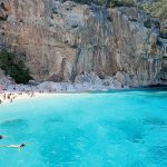 Vista dal mare di Cala Mariolu