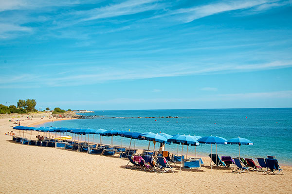 Ampia disponibilità di ombrelloni nella spiaggia del Cala Gonone Beach Village