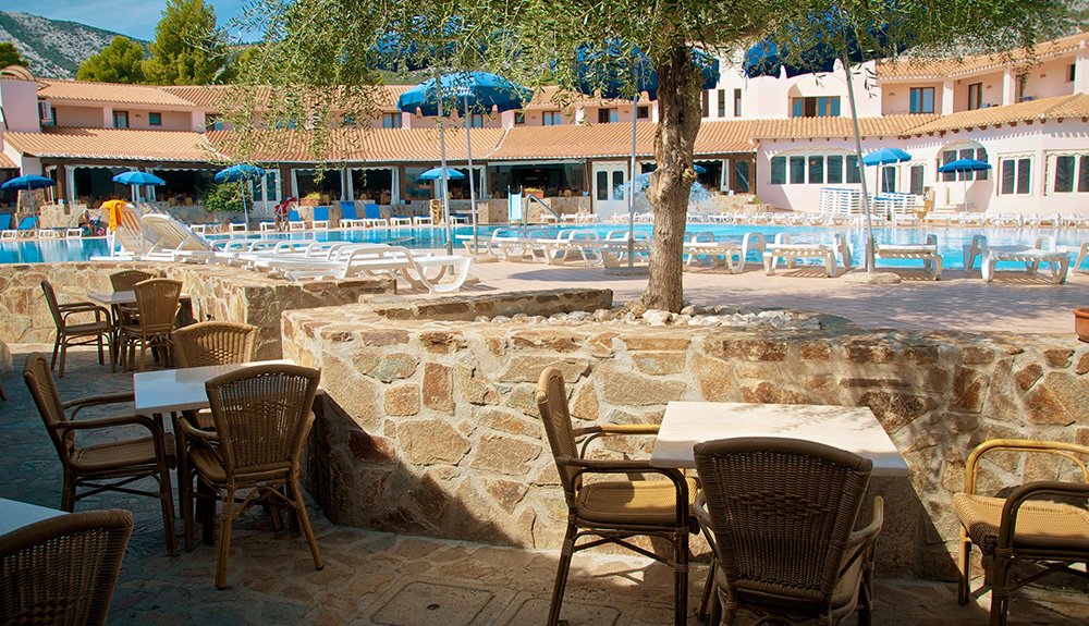 Tavoli a bordo piscina al Club Esse Cala Gonone Beach Village