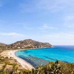 Spiaggia bianca e mare turchese a pochi passi dal residence per famiglie in Sardegna
