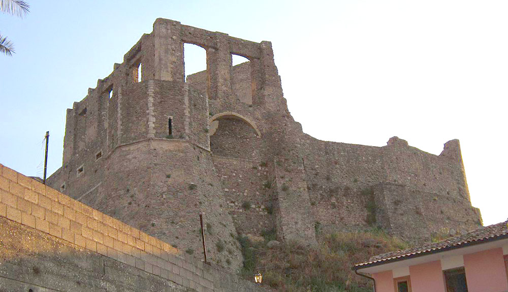 Vista parziale del castello Normanno Squillace Antica