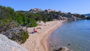 Una turista si gode la spiaggia di Palau