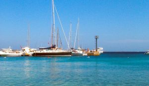Barche ormeggiate a Cala Capra a est di Palau