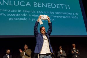 Il Capo villaggio del Club Esse Gallura Beach Village Gianluca Benedetti viene premiato