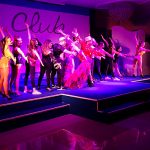Animatori e corpo di ballo in azione