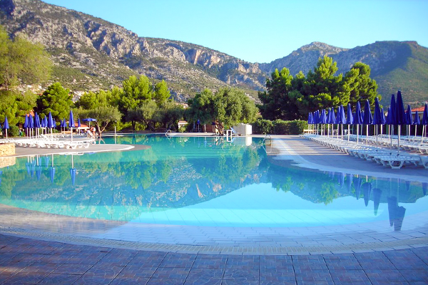 LA quiete della piscina centrale del resort Palmasera