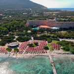 Vista aerea della spiaggia per famiglie del Roccaruja