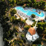 Vista aerea della piscina del villaggio Palmasera e della spiaggia