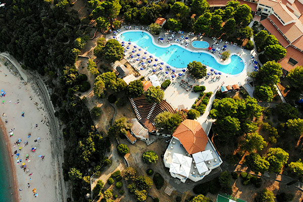 Vista aerea della piscina del villaggio Palmasera e della spiaggia