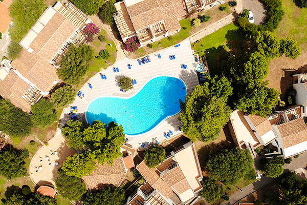 Vista aerea della piscina privata del Borgo exclusive