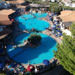 Piscina per adulti e bambini nei villaggi turistici per famiglie in Sardegna