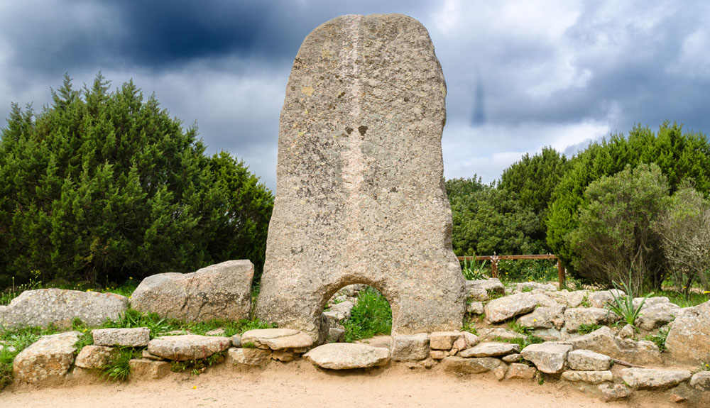 Holidays in Sardinia: excursion to Li Mizzani tomb of giants in Palau