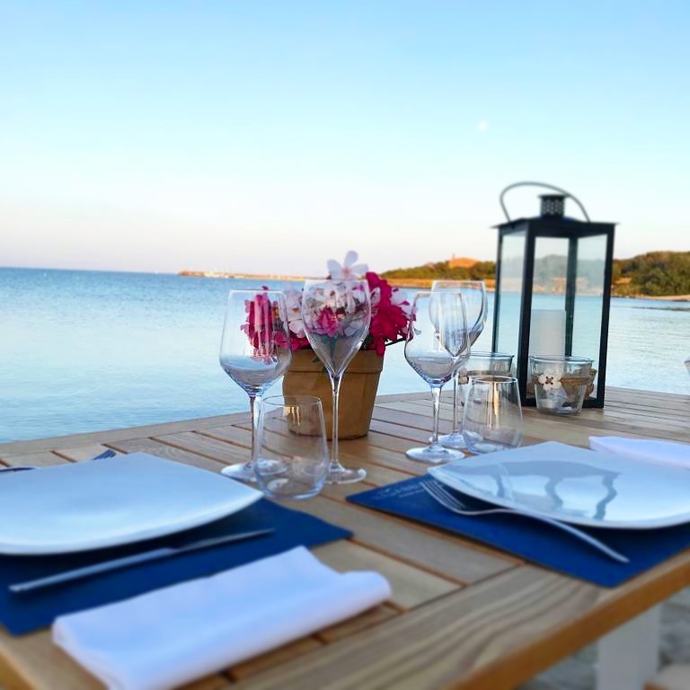 Cena al tramonto al Gabbiano sulla spiaggia a Stintino