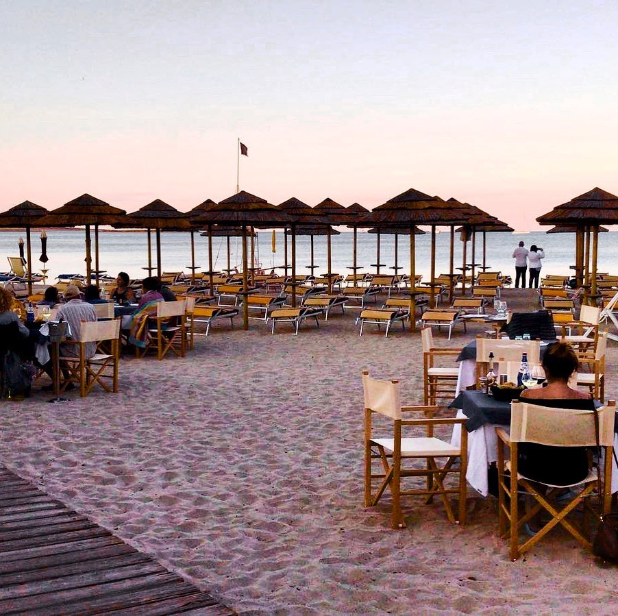 Cena al tramonto sulla spiaggia de La Pelosa a Stintino