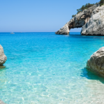 L'arco di Cala Goloritzé dalla spiaggia